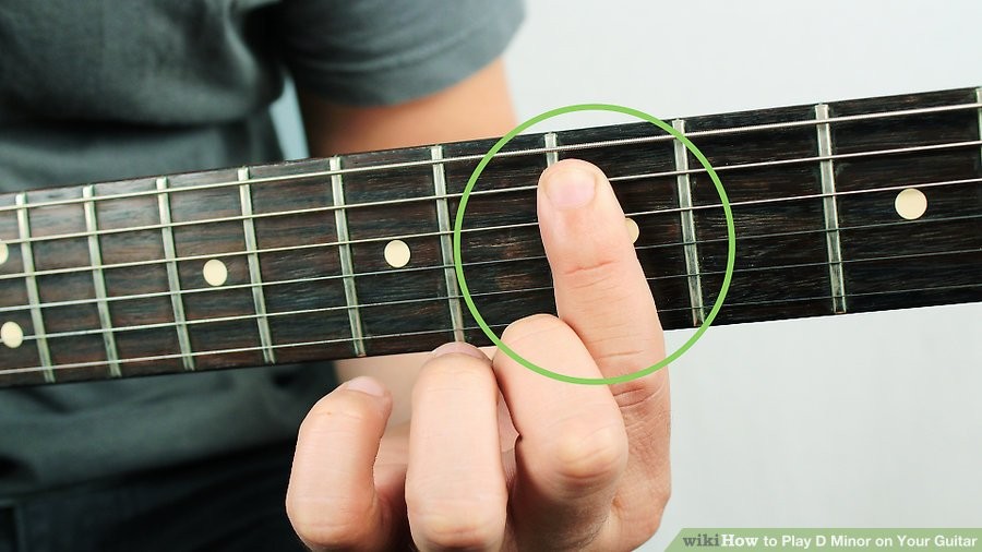 Sử dụng ngón trỏ chặn ngang phím 5 để tạo hợp âm Rê thứ chặn trên guitar