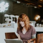 Giao tiếp trực tuyến qua video call, alt text là: Hình ảnh minh họa giao tiếp trực tuyến qua video call trên máy tính, thể hiện sự kết nối và tương tác giữa các cá nhân từ xa