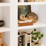 Một người đàn ông trung niên đang đọc sách về xe tải trong văn phòng làm việc, thể hiện sự tập trung và nghiêm túc.