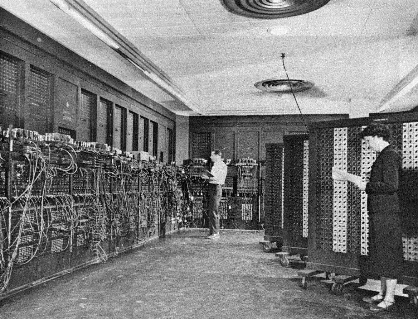 ENIAC được giới thiệu tại trường đại học Pennsylvania năm 1946, đánh dấu sự ra đời của máy tính điện tử đa năng đầu tiên trên thế giới
