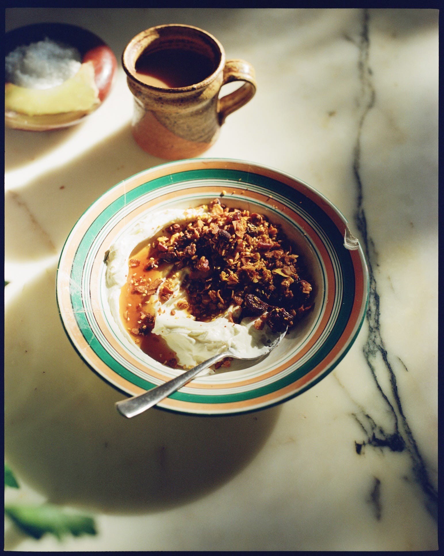 Granola tự làm với sữa chua và siro phong, món ăn hấp dẫn được bày bán trong siêu thị