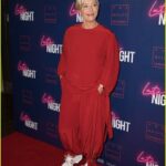 Emma Thompson đi giày thể thao tại một sự kiện