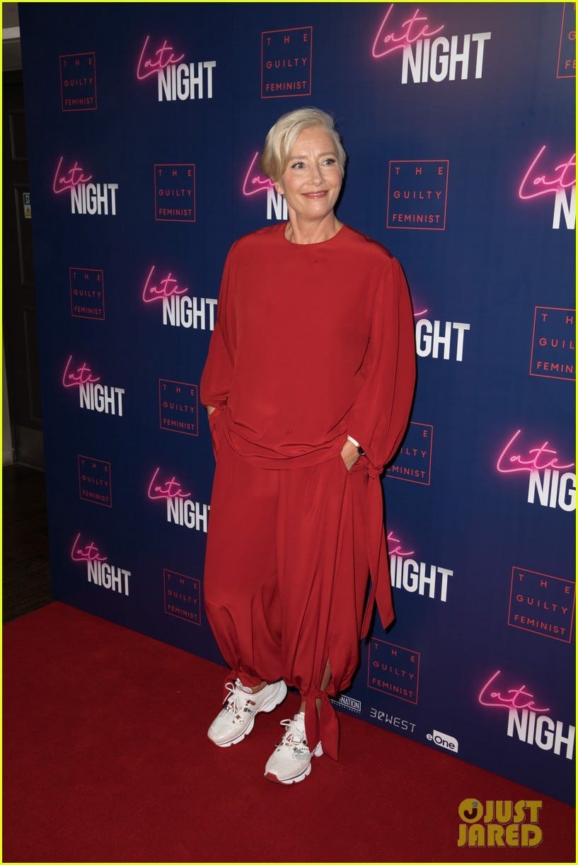 Emma Thompson đi giày thể thao tại một sự kiện