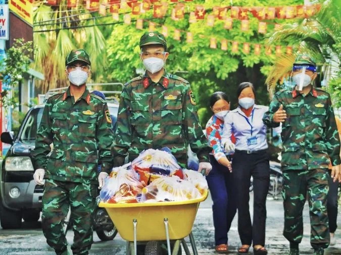 Hình ảnh các bác sĩ đang chăm sóc bệnh nhân trong khu cách ly, thể hiện sự hy sinh quên mình trong đại dịch Covid-19.