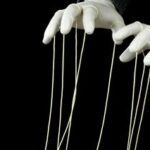Người đàn ông tìm kiếm thuyết âm mưu trên internet