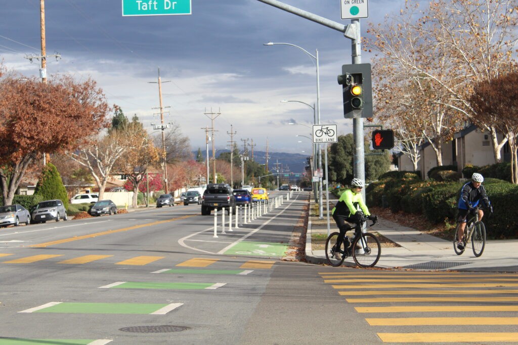 Rào chắn an toàn dọc theo Đường Los Gatos Almaden