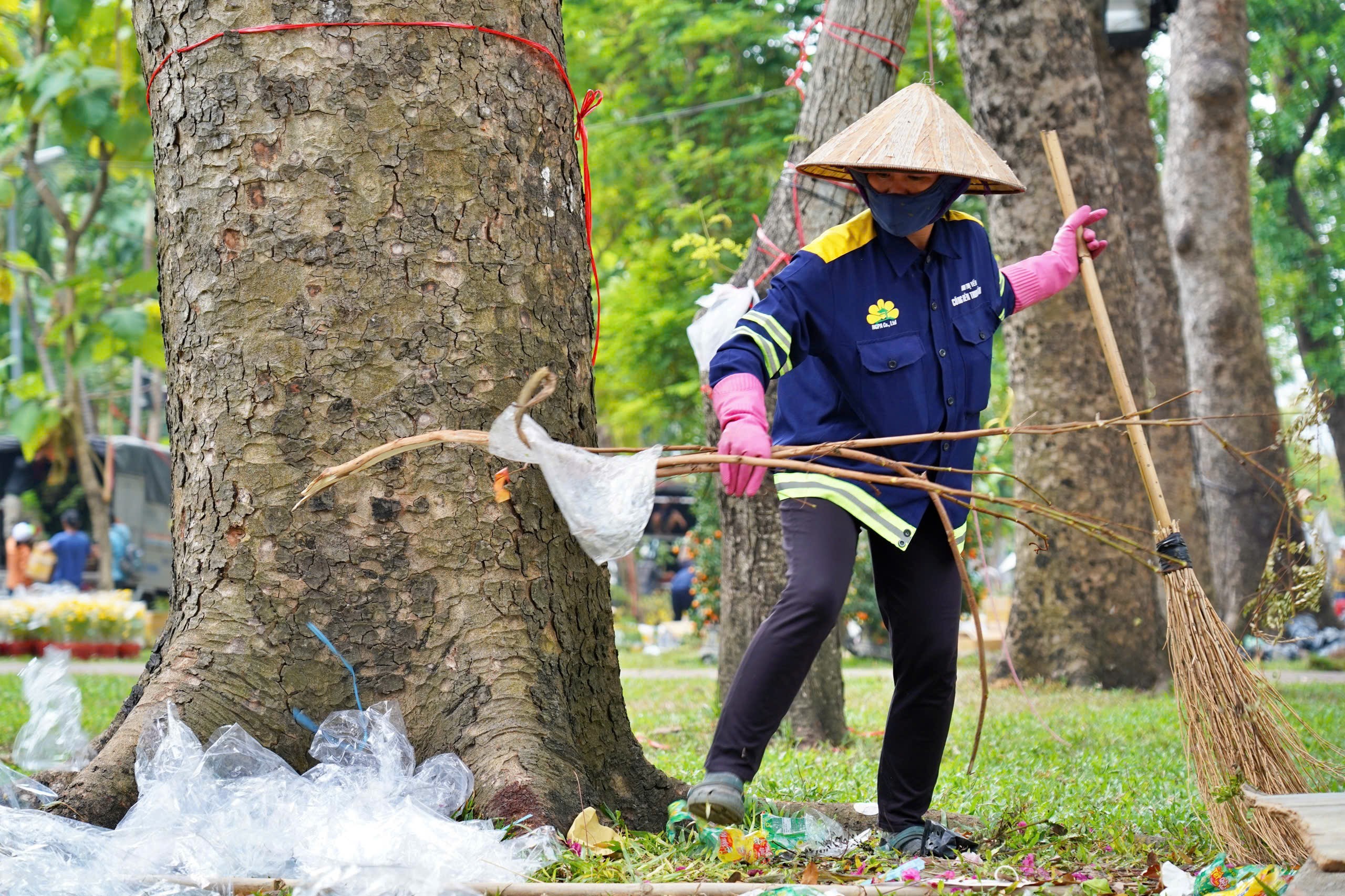 Tiểu thương buồn rười rượi vì hoa, cây cảnh ế, đại hạ giá cũng không ai mua- Ảnh 15.