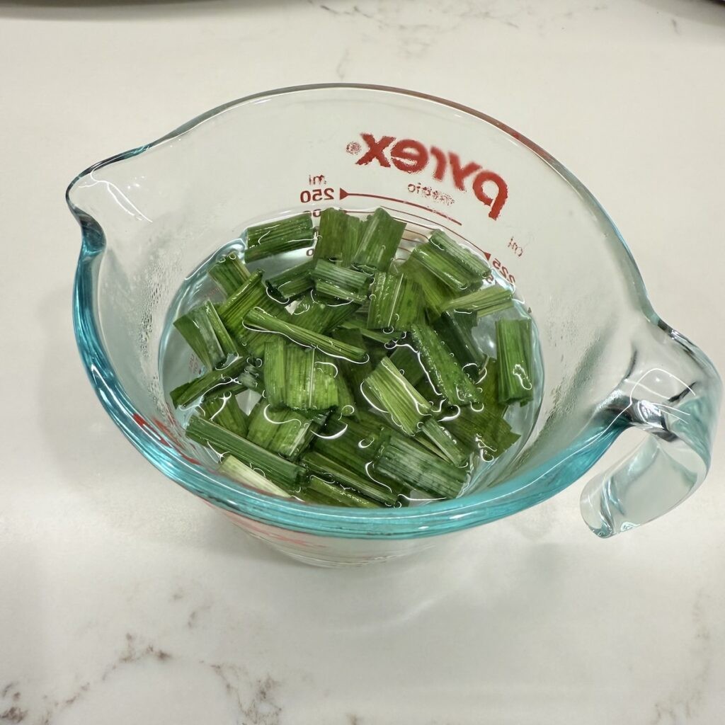 Lá dứa khô cắt nhỏ