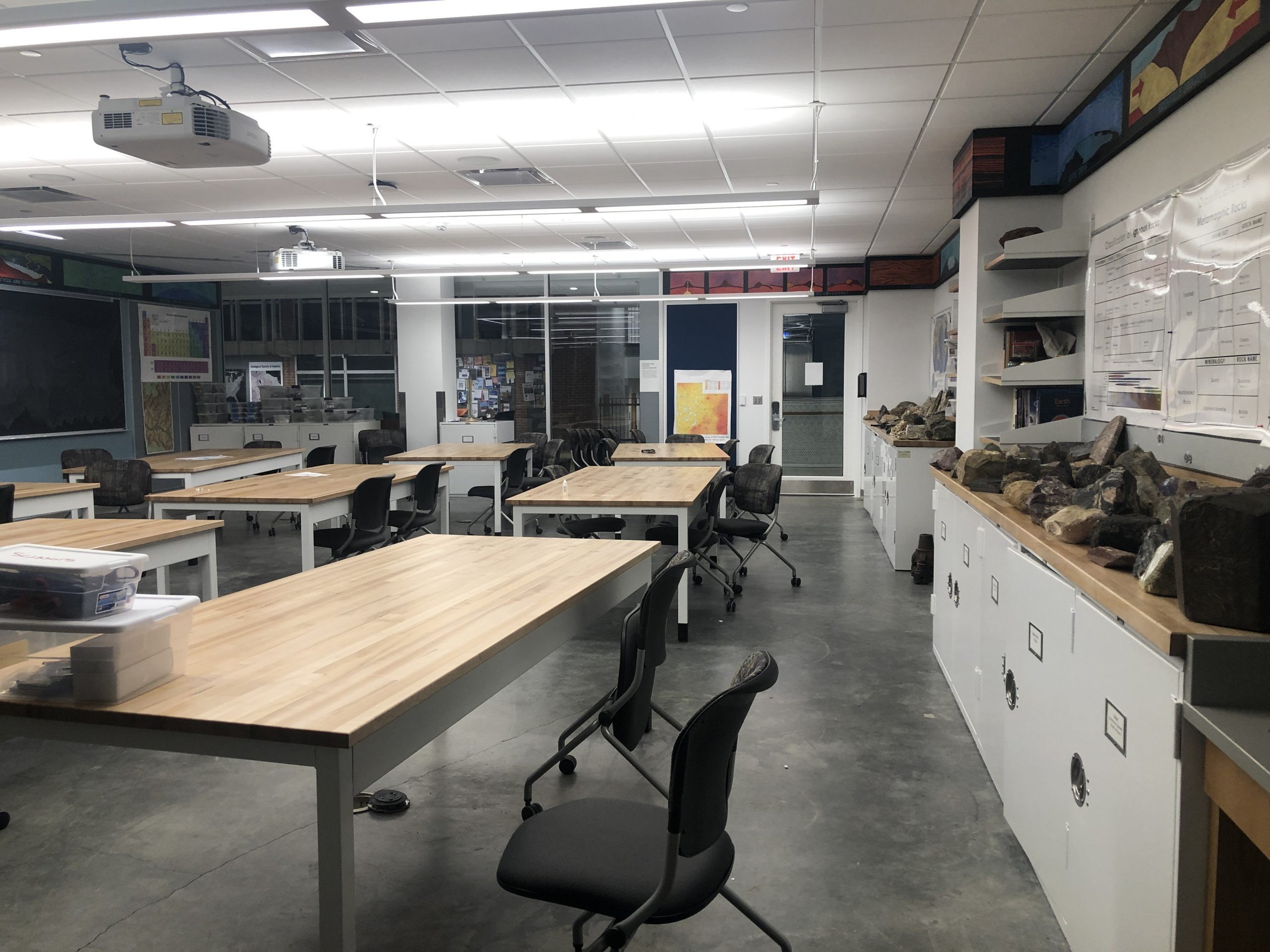 Phòng học địa chất chuyên dụng tại Anderson Hall, với các mẫu đá và thiết bị thí nghiệm