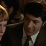 John và Mary gặp nhau tại quán bar, khởi đầu cho một mối quan hệ mới