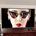 Television Set Samsung DU7200 LED đặt trên bàn