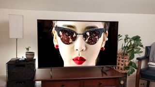 Television Set Samsung DU7200 LED đặt trên bàn
