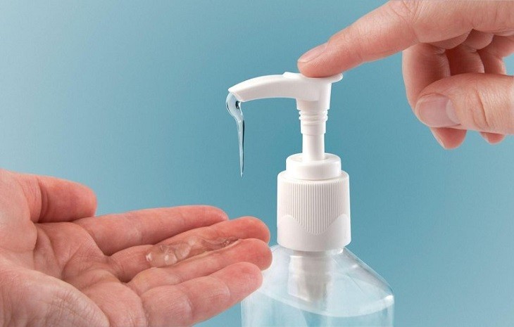 Phòng thí nghiệm hóa học với các dụng cụ và hóa chất