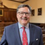 Headmaster Kerry Brennan thông báo quyết định nghỉ hưu vào cuối năm học 2023-2024, mở ra một chương mới cho Roxbury Latin và có thể cả ngành giáo dục