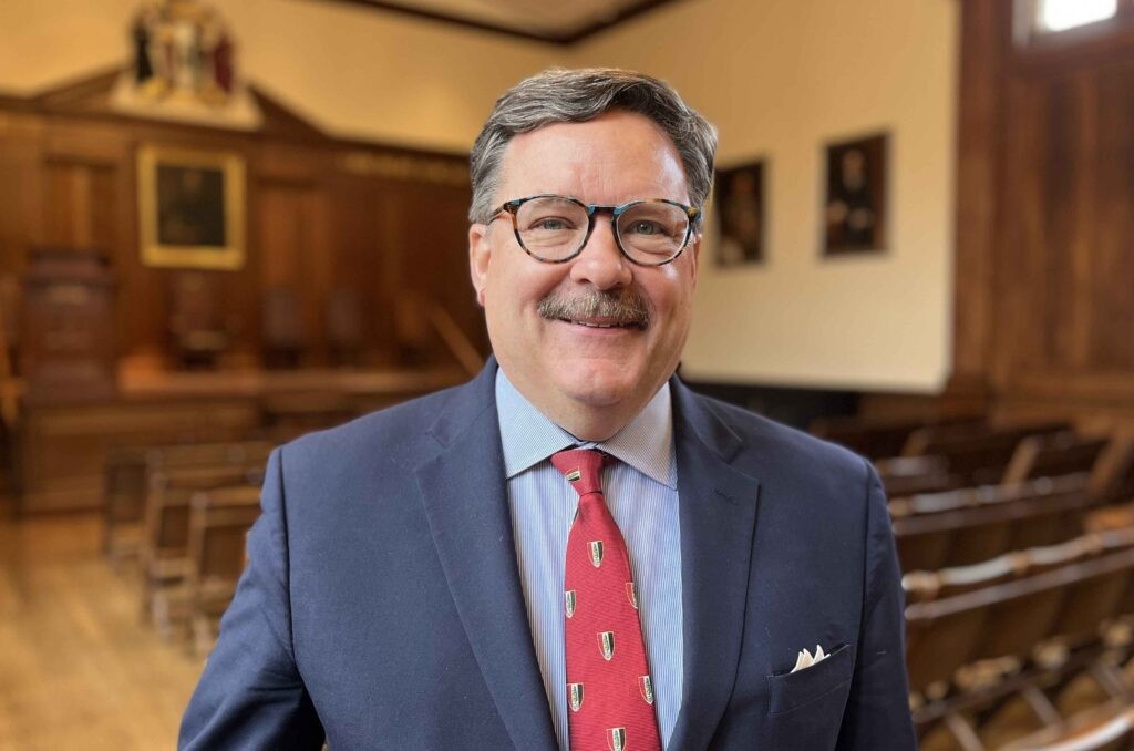 Headmaster Kerry Brennan thông báo quyết định nghỉ hưu vào cuối năm học 2023-2024, mở ra một chương mới cho Roxbury Latin và có thể cả ngành giáo dục