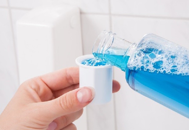 Sử dụng nước súc miệng để loại bỏ vết dầu ăn trên quần áo