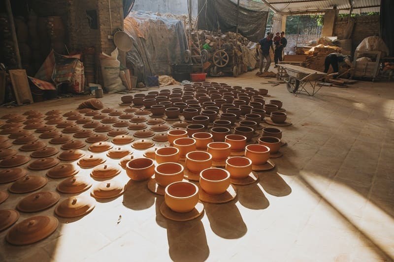 Làng gốm Phù Lãng nổi tiếng với các sản phẩm gốm mỹ nghệ, đồ thờ cúng và gốm xây dựng