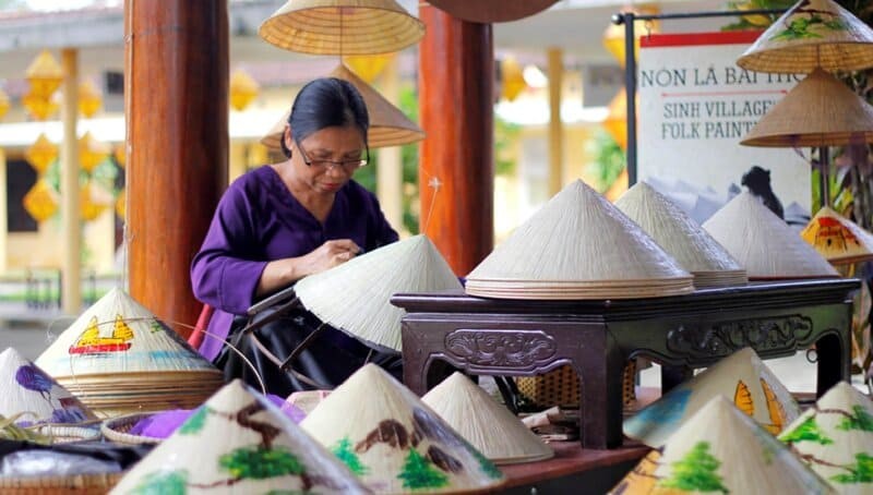 Làng nón lá Tây Hồ nổi tiếng với nghề làm nón lá thủ công