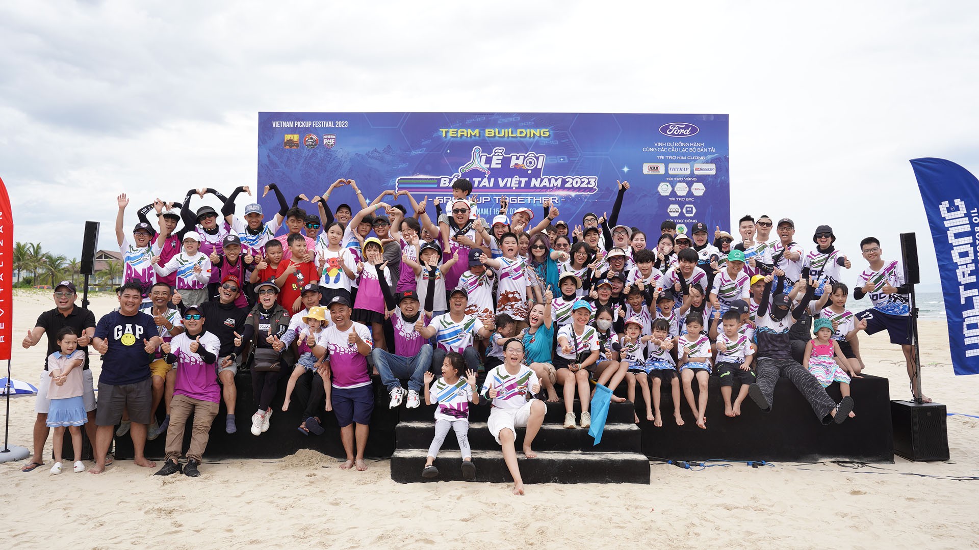 Các thành viên tham gia chương trình team building của lễ hội bán tải Việt Nam