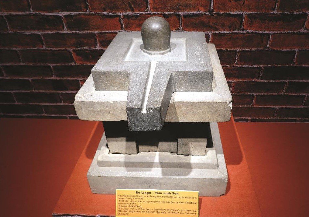 Linga – Yoni bằng sa thạch, thế kỷ VII, trưng bày tại Bảo tàng tỉnh An Giang, được phát hiện tại ấp Trung Sơn, huyện Thoại Sơn, tỉnh An Giang năm 1985.