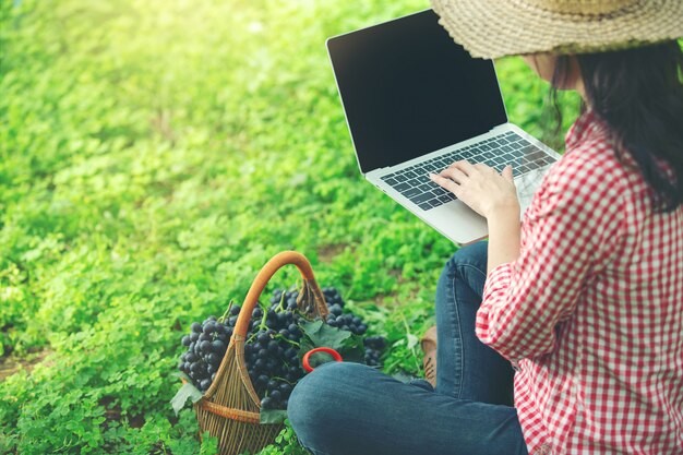 Người đàn ông cô đơn một mình trong căn phòng trống trải