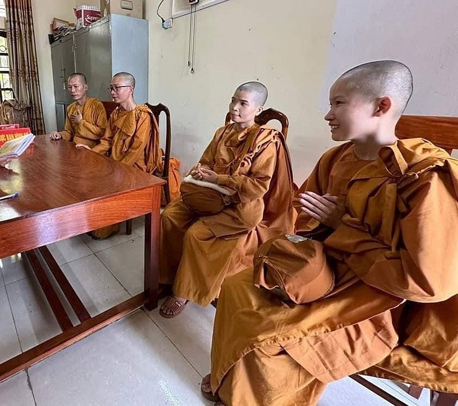 Ảnh minh họa đoàn người đi theo Thích Minh Tuệ, thể hiện sự quan tâm của dư luận