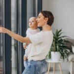 Công nhân làm việc với hóa chất trong môi trường công nghiệp