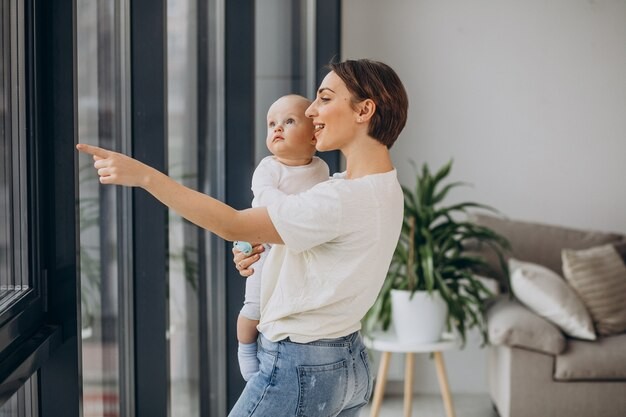 Công nhân làm việc với hóa chất trong môi trường công nghiệp