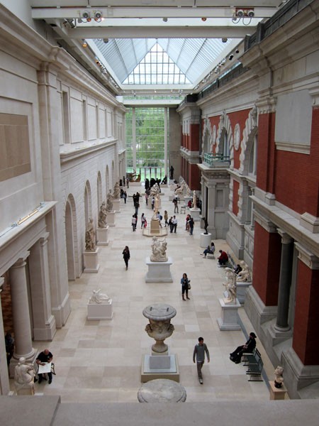 Một góc nhìn rộng của Metropolitan Museum of Art ở New York City, minh họa không gian rộng lớn nhưng vẫn cần kiểm soát để đảm bảo trải nghiệm tham quan suôn sẻ