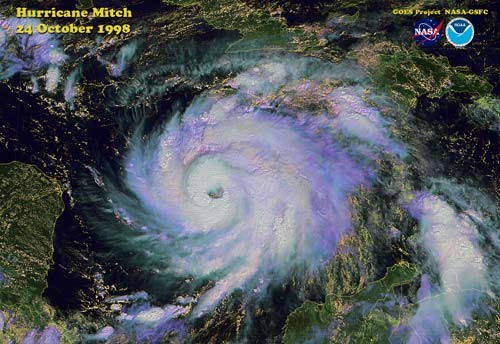 Ảnh chụp từ vệ tinh cho thấy bão Mitch năm 1998, một cơn bão cấp 5 mạnh mẽ trên biển Caribbean.