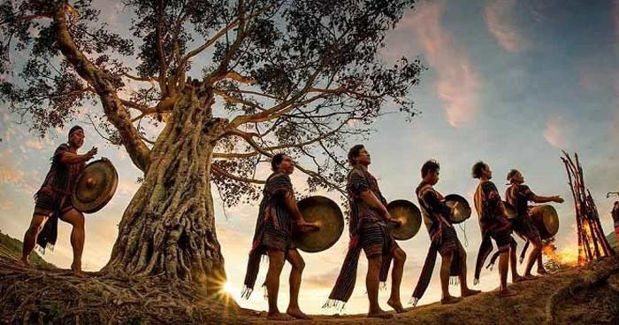 Ảnh minh họa về một người đang kể chuyện sử thi bên bếp lửa