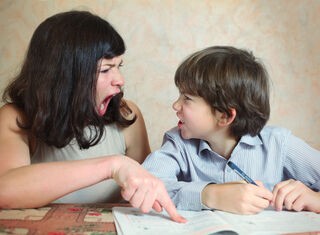 Người mẹ tranh cãi với cậu con trai về bài tập về nhà