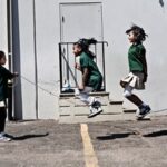 Học sinh lớp năm tại Học viện AXL ở Aurora, Colorado, nơi sử dụng huấn luyện viên từ Playworks để giám sát giờ ra chơi.