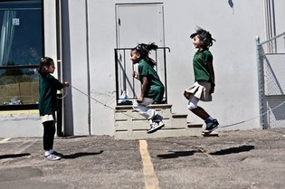 Học sinh lớp năm tại Học viện AXL ở Aurora, Colorado, nơi sử dụng huấn luyện viên từ Playworks để giám sát giờ ra chơi.