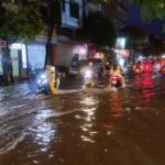 Ngập úng nghiêm trọng gây khó khăn cho giao thông tại Hà Nội