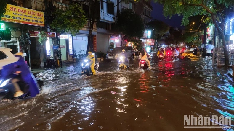 Ngập úng nghiêm trọng gây khó khăn cho giao thông tại Hà Nội