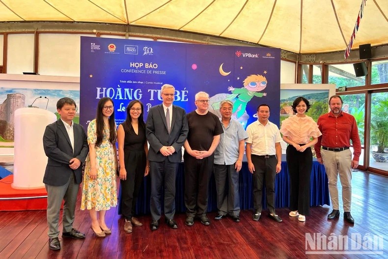 Ban tổ chức và các nghệ sĩ tham gia sự kiện Nhạc Hoàng Tử Bé