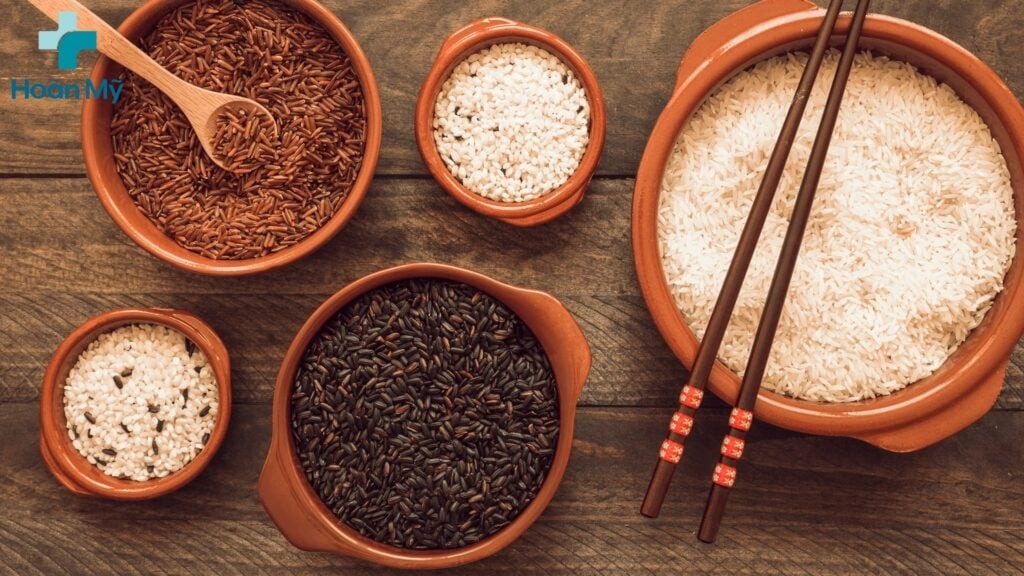 Ảnh một gia đình đang ăn cơm cùng nhau, thể hiện sự ấm cúng và hạnh phúc
