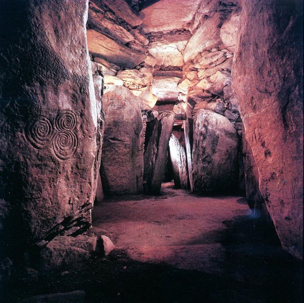 Lối vào Newgrange, một phần của khu phức hợp Brú na Bóinne thời tiền sử, nơi hạn chế chụp ảnh giúp bảo vệ di tích và trải nghiệm của du khách