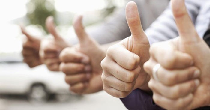 Một người đàn ông đang khen ngợi đồng nghiệp của mình trong văn phòng hiện đại, ánh sáng tự nhiên