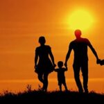 Người mẹ ân cần chăm sóc con nhỏ, thể hiện tình mẫu tử thiêng liêng