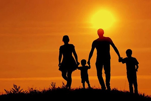 Người mẹ ân cần chăm sóc con nhỏ, thể hiện tình mẫu tử thiêng liêng