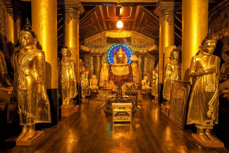 Nội thất chùa Vàng