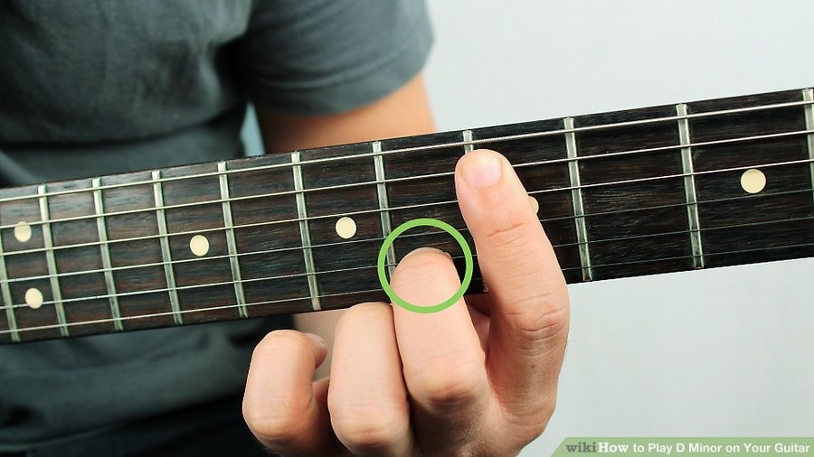 Đặt ngón giữa lên dây 2, phím 6 để tạo hợp âm Rê thứ chặn trên guitar