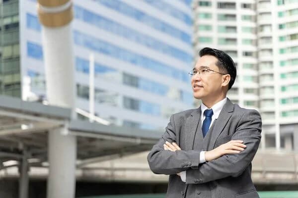 Hình ảnh minh họa cho sự thất bại trong kinh doanh với người đàn ông ôm đầu thể hiện sự chán nản