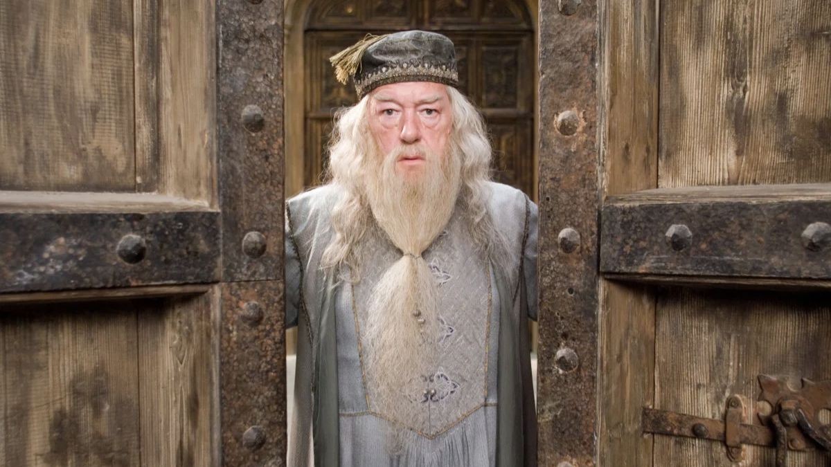Albus Dumbledore, hiệu trưởng trường Hogwarts, là một người thầy vĩ đại và đáng kính.