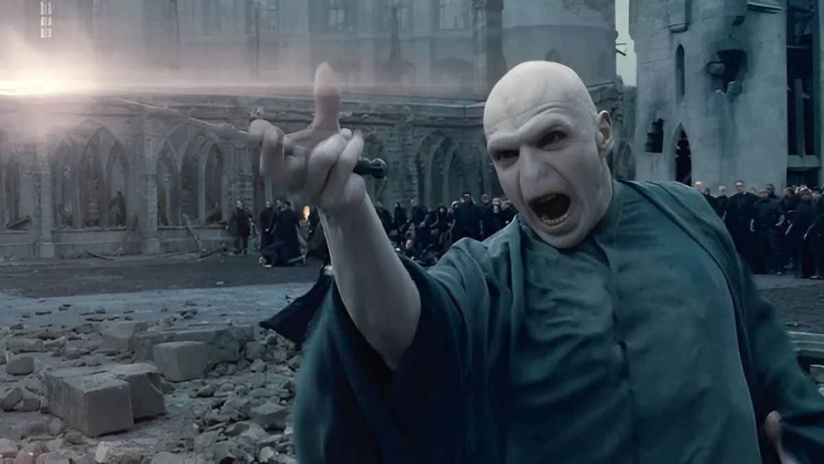 Chúa tể Voldemort, nhân vật phản diện chính trong Harry Potter, gieo rắc nỗi kinh hoàng cho thế giới phù thủy.