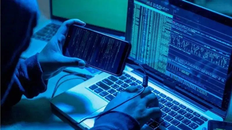 Lừa đảo trực tuyến là một trong những tác hại nghiêm trọng của Internet, gây thiệt hại lớn về tài sản