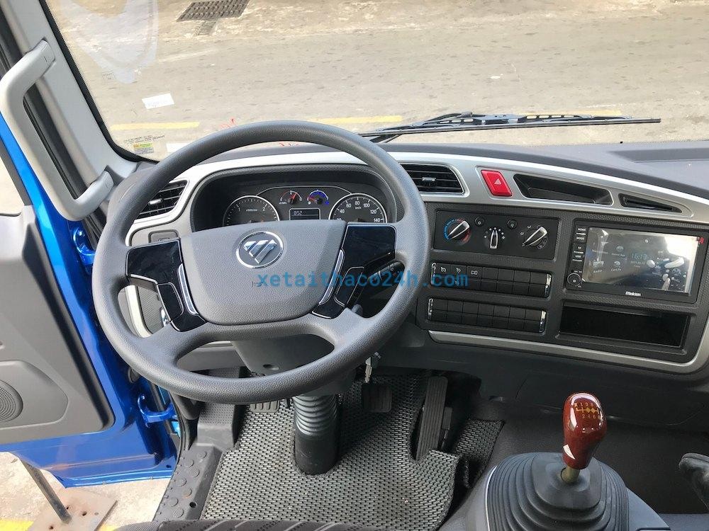 Vô lăng xe tải Thaco Auman C240 được thiết kế 4 chấu, tích hợp các nút điều khiển tiện lợi, mang lại cảm giác lái thoải mái và an toàn cho tài xế.