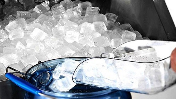 Đo nhiệt độ nước đá bằng nhiệt kế điện tử